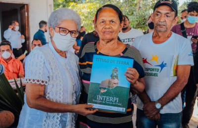 Governadora entrega títulos de posse de terras para assentados em Buriti dos Lopes